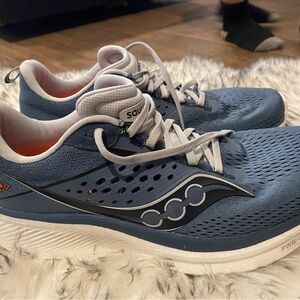 Saucony Ride 17 Navy and White Athletic Sneakers